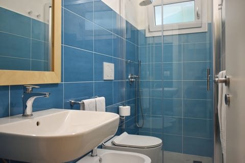 Standard Triple Room, Ensuite, Garden View | Bathroom | Shower, rainfall showerhead, hair dryer, bidet