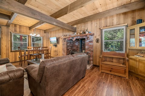 Basic Cabin | Living area