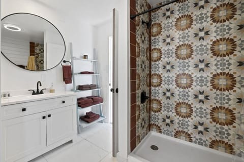 Upper level bathroom shared between Queen bedroom and living space