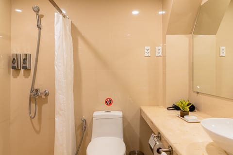 Executive Triple Room | Bathroom | Slippers, towels