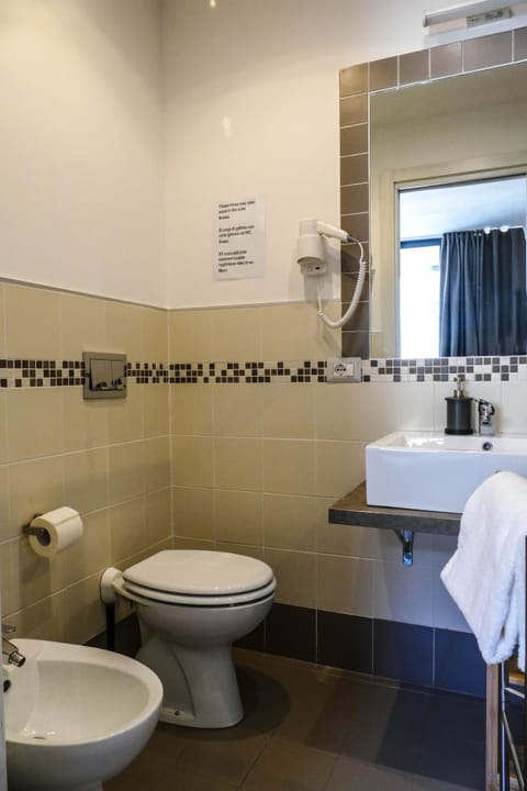 Triple Room, Ensuite | Bathroom | Shower, rainfall showerhead, hair dryer, bidet