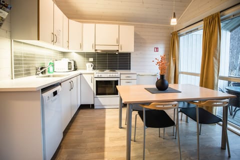 Deluxe Cabin, 2 Bedrooms | Soundproofing, free WiFi, bed sheets