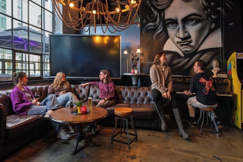 Serves lunch and dinner