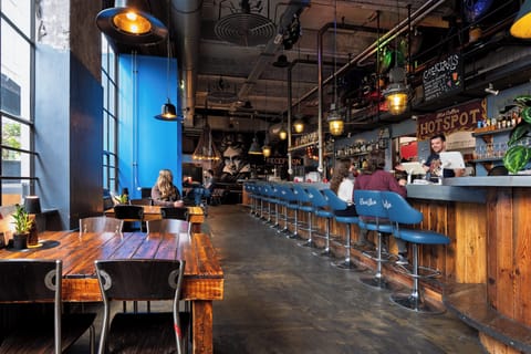 Serves lunch and dinner