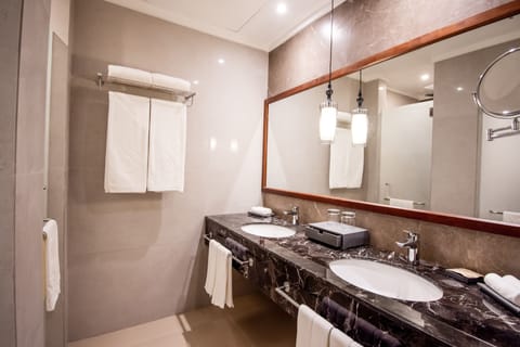 Grand Quadruple Room | Bathroom | Free toiletries, hair dryer, bathrobes, slippers