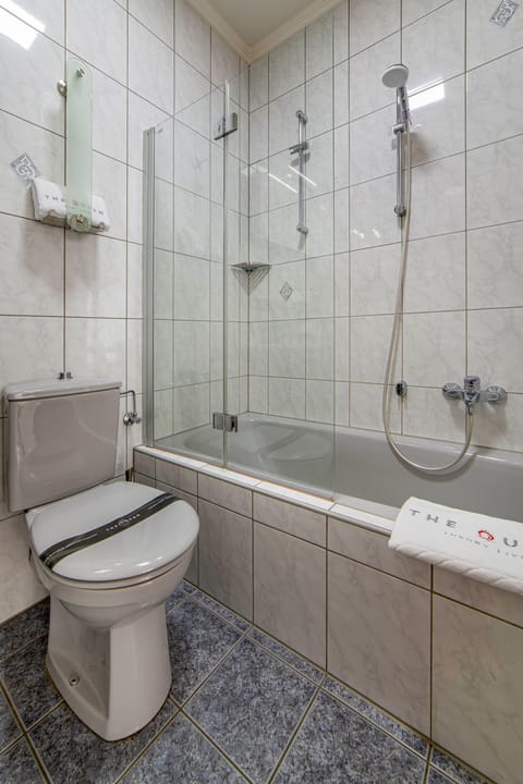 Deluxe Apartment | Bathroom | Bathtub, hair dryer, towels