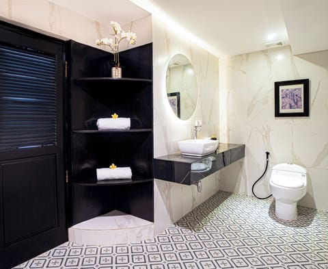 Premium Double Room, 1 Queen Bed, Non Smoking, Pool View | Bathroom | Shower, rainfall showerhead, free toiletries, hair dryer