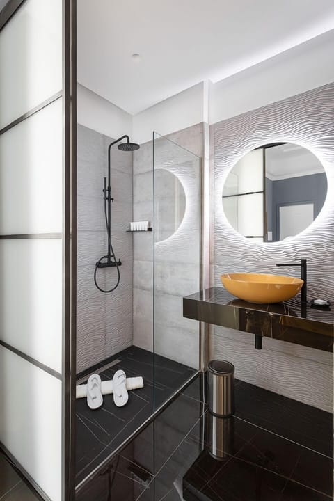 Classic Room | Bathroom | Shower, rainfall showerhead, hair dryer, bathrobes