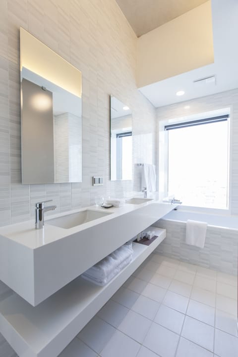 Duplex (No Parking) | Bathroom | Combined shower/tub, deep soaking tub, free toiletries, hair dryer