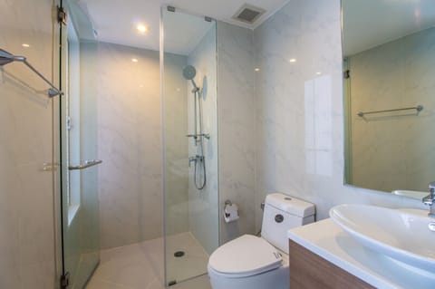 2 Bedrooms Condo | Bathroom | Shower, rainfall showerhead, hair dryer, towels