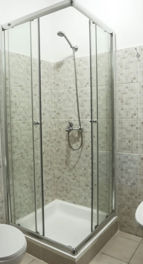 Combined shower/tub, designer toiletries, towels, soap