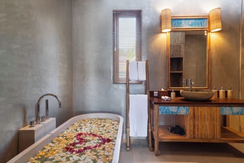 Suite Ocean Front | Bathroom | Shower, rainfall showerhead, hair dryer, bathrobes