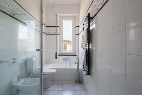 Comfort Room | Bathroom | Shower, rainfall showerhead, free toiletries, hair dryer