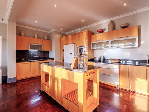 House (3 Bedrooms) | Private kitchen | Fridge, microwave, oven, stovetop