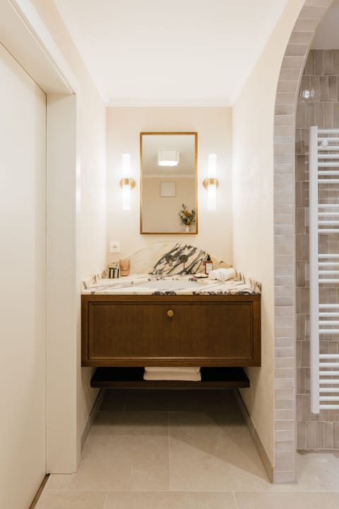 Superior Suite | Bathroom | Free toiletries, hair dryer, towels