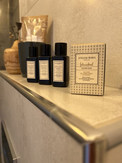 Shower, rainfall showerhead, free toiletries, hair dryer