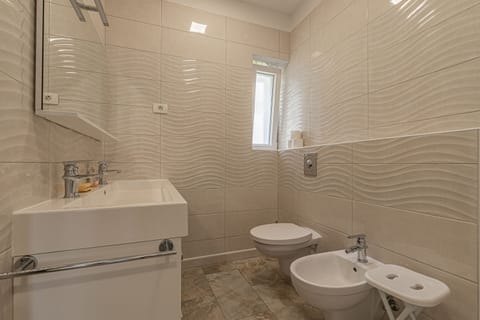 Family Apartment, 3 Bedrooms, Mountainside (Villa Roma Portorose - 3s Balcony) | Bathroom | Shower, hair dryer, bidet, towels