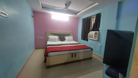 Deluxe Double Room, Multiple Beds, City View | Free WiFi, bed sheets