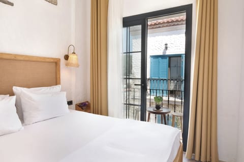 Deluxe Room - Balcony | Minibar, soundproofing, free WiFi, bed sheets