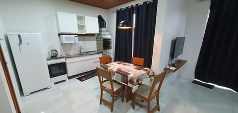 Basic Bungalow | Private kitchen | Fridge, microwave, cookware/dishes/utensils, dining tables