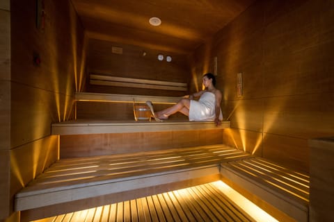 Sauna, spa tub