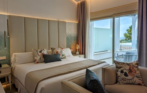 Exclusive Double Room, 1 King Bed, Pool Access | Minibar, in-room safe, blackout drapes, soundproofing