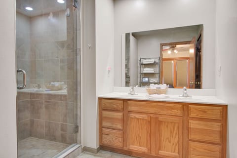 Exclusive Villa | Bathroom | Towels, soap, shampoo, toilet paper