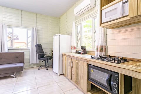 Cabin | Private kitchen | Fridge, oven, toaster, cookware/dishes/utensils