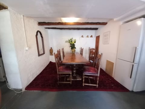 Room, 1 Bedroom, Balcony, Garden View | Dining room