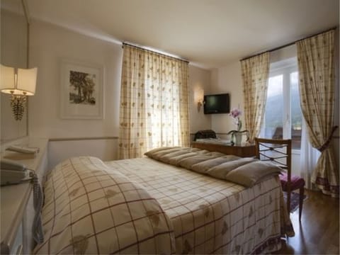 Superior Double Room | Minibar, in-room safe, individually decorated, individually furnished