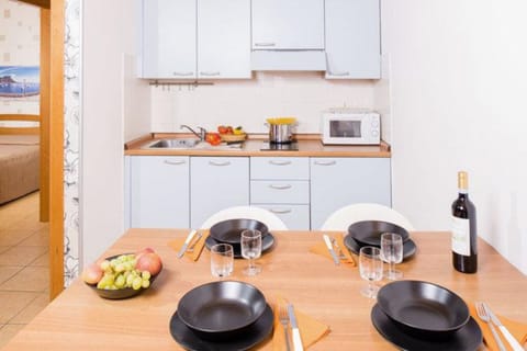 Panoramic Apartment | Private kitchen | Fridge, stovetop, cookware/dishes/utensils