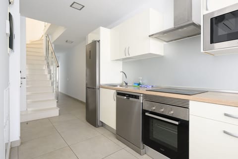 Duplex | Private kitchen | Fridge, microwave, oven, stovetop