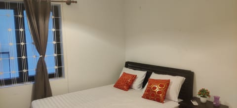 Deluxe Double Room | Minibar, in-room safe, individually decorated, individually furnished