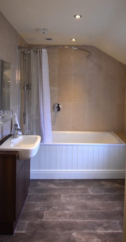 Family Quadruple Room Ensuite Bathtub (Roe Deer) | Bathroom | Shower, free toiletries, hair dryer, towels