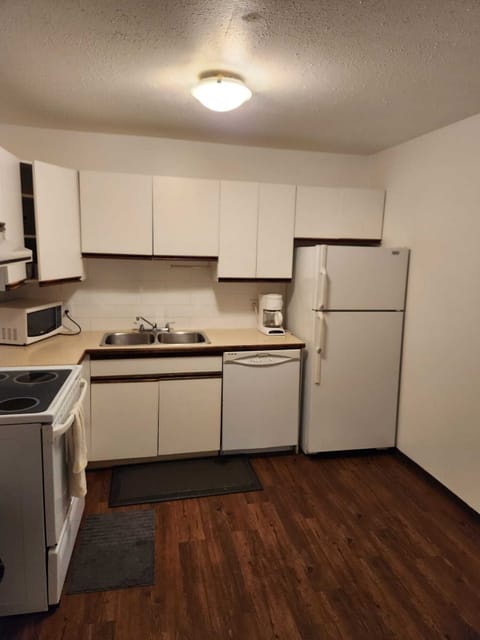 Family Room | Private kitchen | Mini-fridge, oven, stovetop, dishwasher