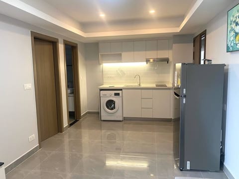 1 Bedroom Deluxe | Private kitchen | Full-size fridge, stovetop, electric kettle, freezer