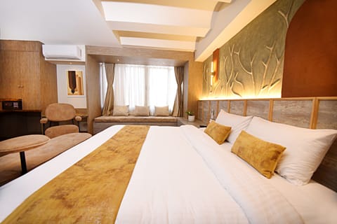 Deluxe Room | Premium bedding, minibar, desk, soundproofing