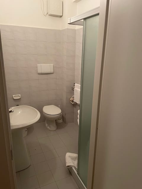 Classic Triple Room | Bathroom