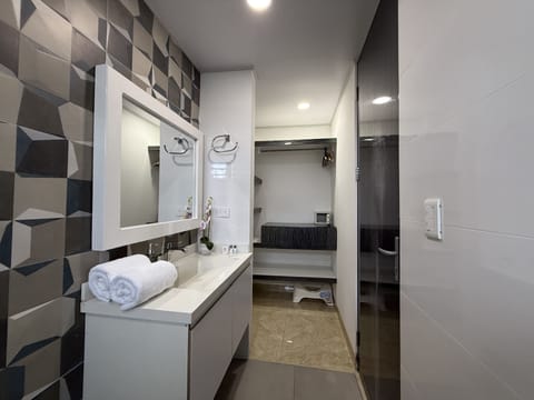 Standard Room | Bathroom | Free toiletries, towels, shampoo, toilet paper