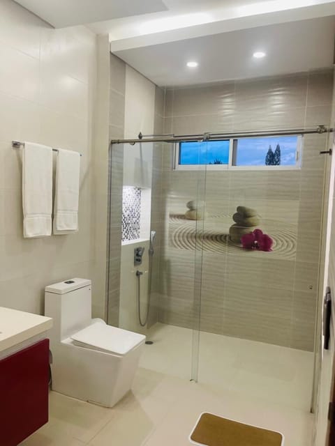 Deluxe Room | Bathroom | Shower, rainfall showerhead, free toiletries, hair dryer