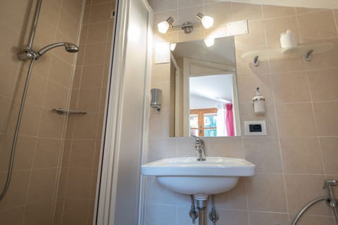 Comfort Room | Bathroom | Shower, free toiletries, hair dryer, bidet