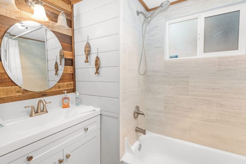 Basic Cabin | Bathroom
