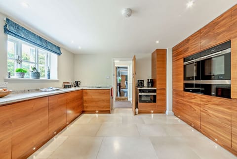 Stonelands Kitchen - StayCotswold