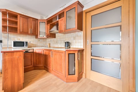 Standard Studio Suite | Private kitchen | Fridge, stovetop, electric kettle, highchair