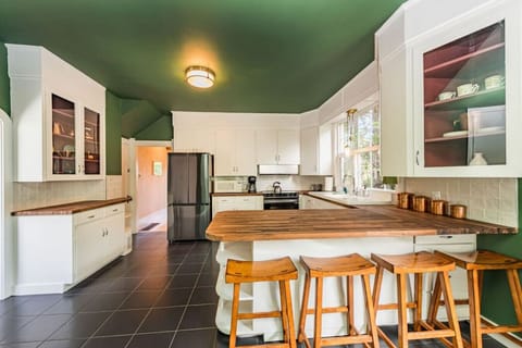 And room for everyone!  Four bar stools sit against the peninsula