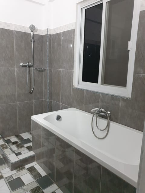 Comfort Studio | Bathroom | Free toiletries, hair dryer, slippers