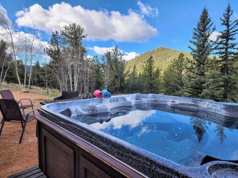 Stunning mountain views from the hot tub, very tranquil & perfect for stargazing
