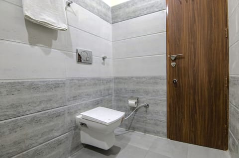 Premium Room | Bathroom | Shower, rainfall showerhead, free toiletries, towels