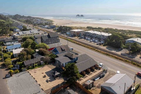 Welcome to the Cottages at Rockaway Beach Suite #4. We hope we get to host you at this Rockaway Beach rental. Please reach out with any questions.