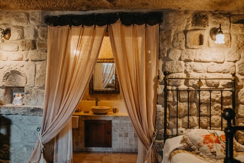 Junior Cave Suite | Bathroom | Shower, hydromassage showerhead, free toiletries, hair dryer